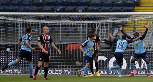  لاعب مونشنجلادباخ يهدر هدفًا محققًا أمام المرمى الخالي (فيديو)